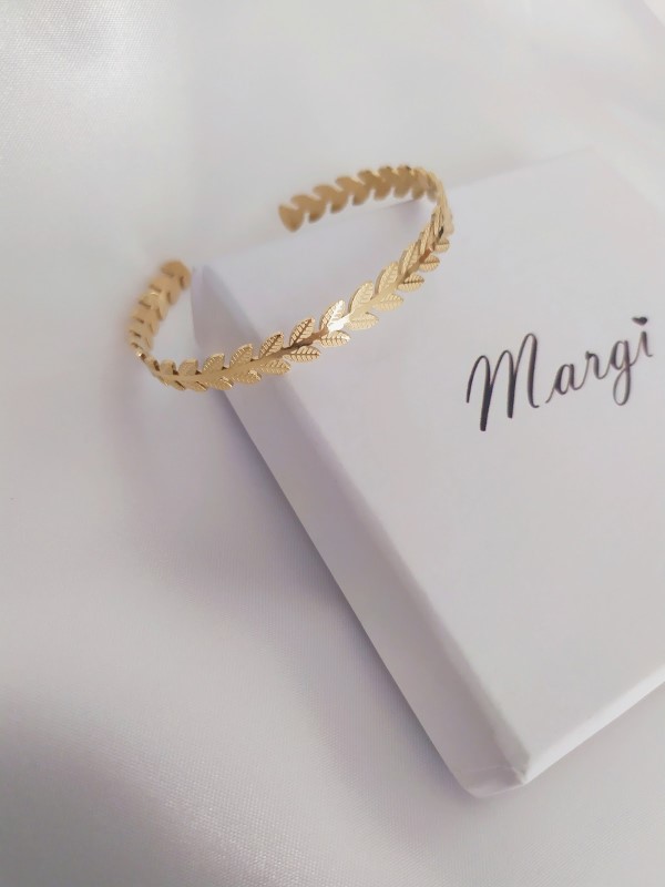 gold_bracelet_on_white_box